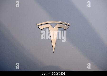 Shanghai, Cina - 28 giugno 2025: Logo del marchio TESLA Foto Stock