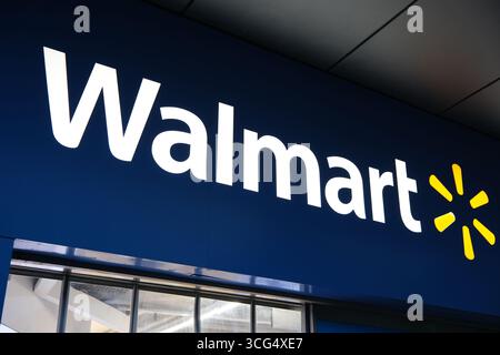 Shanghai, Cina - 28 giugno 2025: Logo del marchio della società Walmart Foto Stock