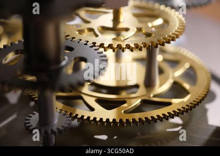 primo piano di ingranaggi meccanici dorati e argentati Foto Stock
