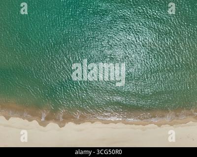 Vista aerea dall'alto del mare turchese e della spiaggia sabbiosa di Sanya, Hainan, Cina Foto Stock