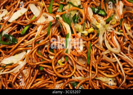 Primi piani saporiti spaghetti fritti cinesi con verdure assortite. Foto Stock