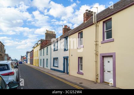 Case multicolore lungo Victoria Road, North Berwick, East Lothian, Scozia, Regno Unito. Foto Stock