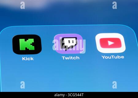 Shanghai, Cina - 3 agosto 2025: Icone Twitch, Kick e YouTube. Piattaforme di servizi di streaming video in diretta assortite Foto Stock