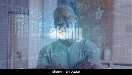 Uomo anziano sorridente che indossa una camicia blu e le braccia incrociate in ufficio, con rivestimento olografico Foto Stock