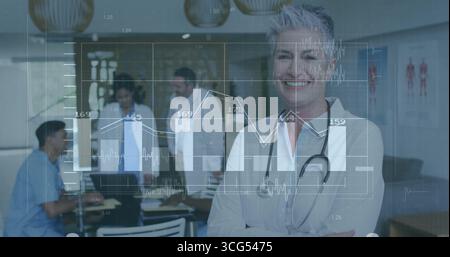 Team medico che esamina i dati in sala consultiva, con stetoscopio e laptop, spazio di copia Foto Stock