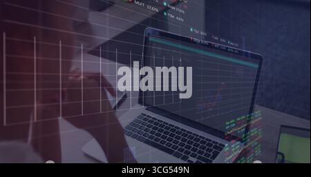 Studio di grafici finanziari su laptop, donna adulta con occhiali da vista su una scrivania in legno, spazio fotocopie Foto Stock