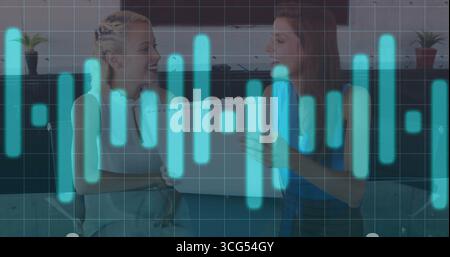 Collaborazione con due donne che esaminano i referti a spirale nella sala conferenze, con tavolo e schermi Foto Stock