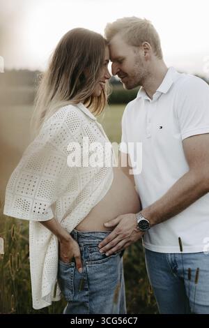 Incinta, giovane donna con partner Foto Stock