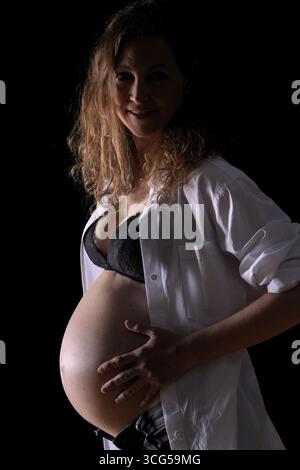 Foto in studio, donna incinta, 41 anni, Karlovy Vary, Boemia occidentale, Repubblica Ceca Foto Stock