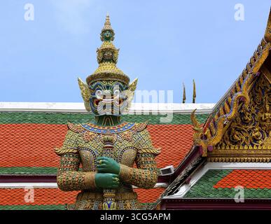 Colorata statua gigante yaksha a guardia dell'ingresso di wat phra kaew, tempio del buddha di smeraldo, grande palazzo, bangkok, thailandia Foto Stock