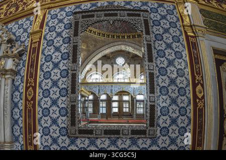Lussuoso specchio che riflette gli interni ornati di una camera nel palazzo topkapi, che mostra l'architettura ottomana e il design a istanbul, turchia Foto Stock