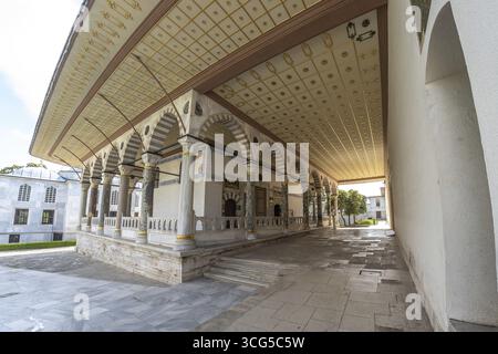 Vista grandangolare della splendida architettura e degli intricati dettagli del palazzo topkapi a istanbul, turchia, che mostra arte ottomana e storia Foto Stock