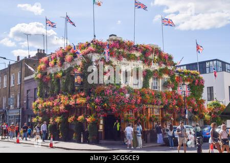 Londra, Regno Unito. 24 agosto 2025. Vista esterna diurna del pub Churchill Arms a Kensington. Crediti: Vuk Valcic / Alamy Foto Stock