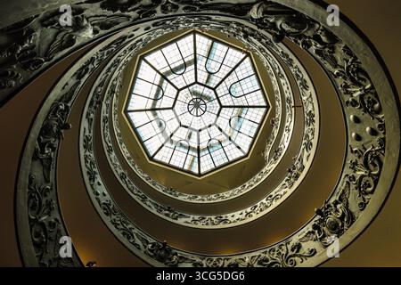La moderna scalinata Bramante (di Giuseppe Momo) nei Musei Vaticani, in Vaticano. Foto Stock