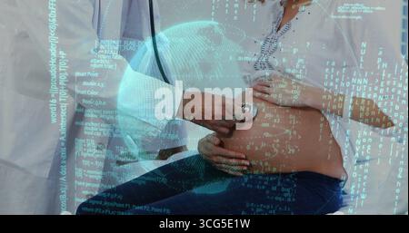 Medico esaminatore in camice posizionamento stetoscopio su addome in gravidanza in clinica con sovrapposizione del codice a globo Foto Stock