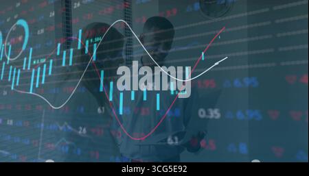 Esaminando gli analisti che indossano un tablet a scansione in ufficio con abiti da lavoro, con inserti a candeliera Foto Stock