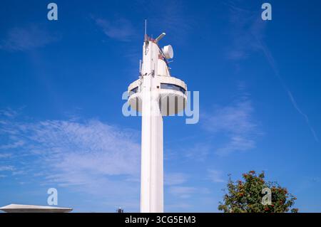 Torre di controllo all'ingresso del porto di Honfleur, in Normandia. Honfleur, Francia Foto Stock