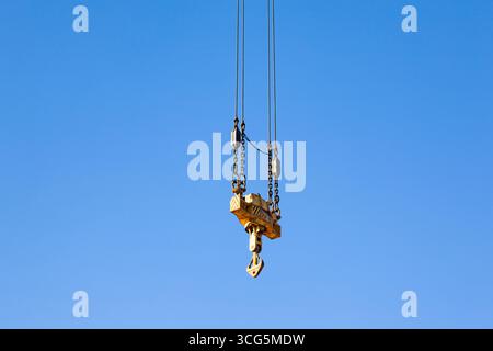 Stabilizzatore con gancio gru appeso ai cavi contro il cielo blu. Foto Stock