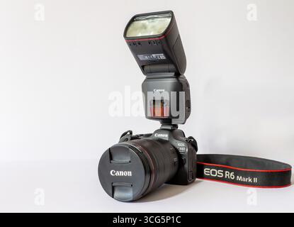 Canon EOS R6 Mark II con l'obiettivo RF 24-70mm 2,8 L IS USM Lens e Canon EL-1 Speedlight Flash per la fotografia professionale Foto Stock