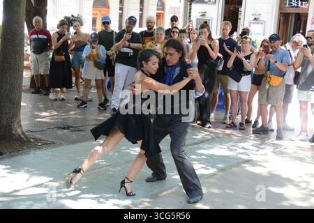 Ballerini di tango argentini che si esibiscono in Plaza Dorrego di fronte ai turisti, nel quartiere San Telmo di Buenos Aires, Argentina. Foto Stock