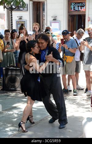Ballerini di tango argentini che si esibiscono in Plaza Dorrego di fronte ai turisti, nel quartiere San Telmo di Buenos Aires, Argentina. Foto Stock