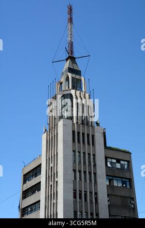 La parte superiore dell'edificio Gomez, o Gomez Building, che unisce stili architettonici art deco, brutalisti e internazionali a Mendoza, Argentina. Foto Stock