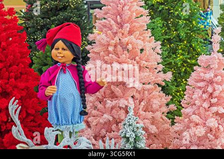 Giocattolo per bambina con cervi decorativi natalizi e alberi di Natale Foto Stock