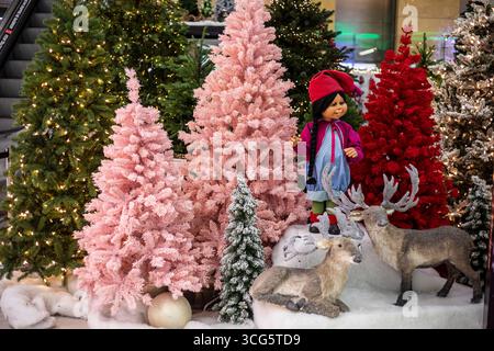 Giocattolo per bambina con cervi decorativi natalizi e alberi di Natale Foto Stock