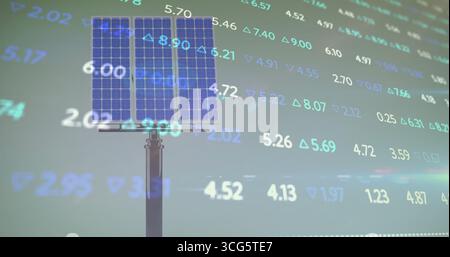 Visualizzazione di moduli solari montati su tre poli contro il cielo pallido, con dati numerici e sovrapposizioni di frecce Foto Stock
