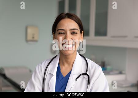 Allegra giovane dottoressa mediorientale che sta per ritrarre Foto Stock