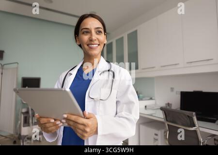 Donna professionista medico sicura di sé che utilizza un tablet digitale Foto Stock