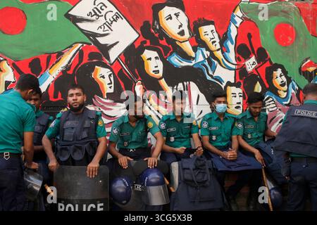 Dacca, Dacca, Bangladesh. 26 agosto 2025. Gli studenti della Bangladesh University of Engineering and Technology (BUET) bloccano l'intersezione di Shahbagh a Dhaka, Bangladesh, il 26 agosto 2025, durante una protesta sotto il blocco del programma di ingegneria, chiedendo giustizia per le minacce di morte all'ex ingegnere alunno della BUET Roknuzzaman Rokon e premendo la loro domanda in tre punti. (Credit Image: © Abu Sufian Jewel/ZUMA Press Wire) SOLO PER USO EDITORIALE! Non per USO commerciale! Foto Stock