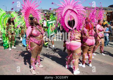 Ballerini galleggianti LNHC Notting Hill Carnival 2025 Foto Stock