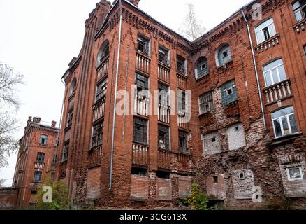 Tver, Morozovsky Gorodok (cantiere di Proletarka). Edifici residenziali per operai di fabbriche tessili costruiti nel XIX secolo Foto Stock