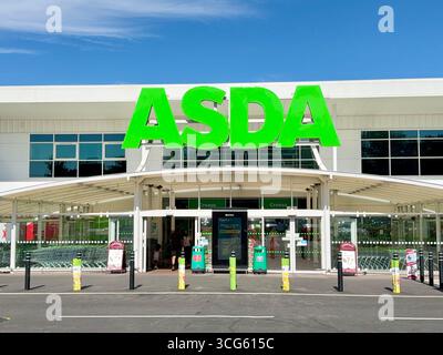 Cardiff, Galles - 8 luglio 2025: Vista frontale dell'ingresso al superstore ASDA a Coryton, alla periferia di Cardiff Foto Stock