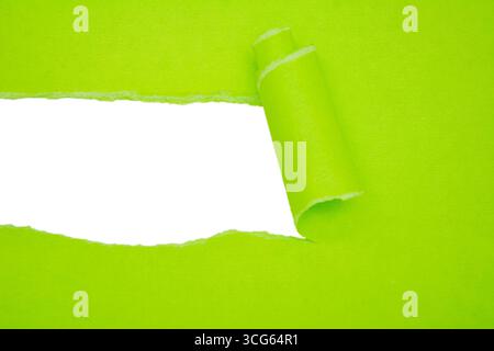 Il messaggio mancante. Carta verde strappata a metà in una striscia dal centro. Foto Stock