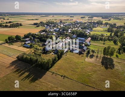 Vista aerea dei campi e del villaggio di Jaczew nel comune di Korytnica, paesaggio rurale della Polonia Foto Stock