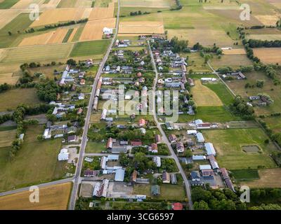 Vista aerea dei campi e del villaggio di Jaczew nel comune di Korytnica, paesaggio rurale della Polonia Foto Stock
