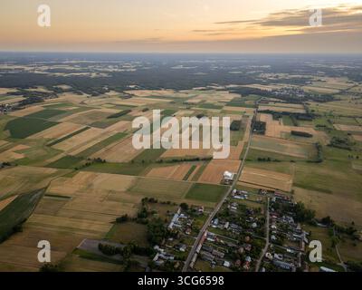 Vista aerea dei campi e del villaggio di Jaczew nel comune di Korytnica, paesaggio rurale della Polonia Foto Stock
