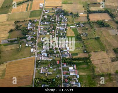 Vista aerea dei campi e del villaggio di Jaczew nel comune di Korytnica, paesaggio rurale della Polonia Foto Stock