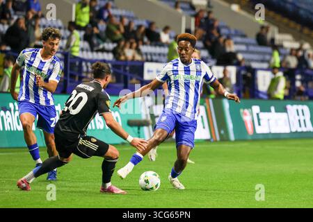 Sheffield, Regno Unito. 26 agosto 2025. Sheffield Wednesday attaccante Jamal Lowe (9) in azione centrocampista del Leeds United Jack Harrison (20) durante lo Sheffield Wednesday FC contro Leeds United FC Carabao Cup, 2 ° round match all'Hillsborough Stadium, Sheffield, Inghilterra, Regno Unito il 26 agosto 2025 Credit: Phil Duncan/Every Second Media Credit: Every Second Media/Alamy Live News Foto Stock