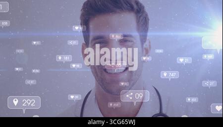 Medico adulto sorridente che indossa un cappotto bianco e uno stetoscopio in studio, con icone digitali fluttuanti Foto Stock