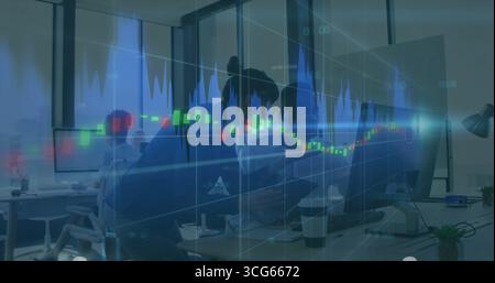Quattro analisti finanziari in abbigliamento aziendale interpretano i dati di mercato in ufficio, con sovrapposizione cartografica Foto Stock