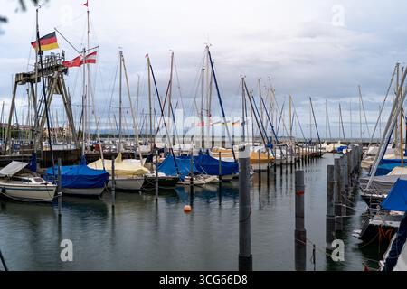 Porto di Friedrichshafen con navi passeggeri e porticciolo sul lago di Costanza Foto Stock