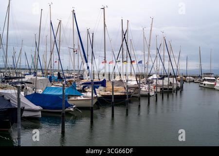 Porto di Friedrichshafen con navi passeggeri e porticciolo sul lago di Costanza Foto Stock