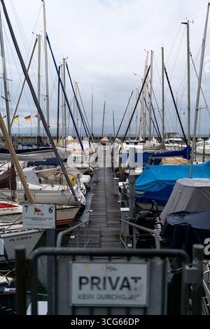 Porto di Friedrichshafen con navi passeggeri e porticciolo sul lago di Costanza Foto Stock