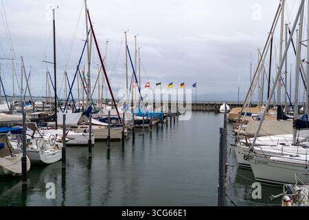 Porto di Friedrichshafen con navi passeggeri e porticciolo sul lago di Costanza Foto Stock