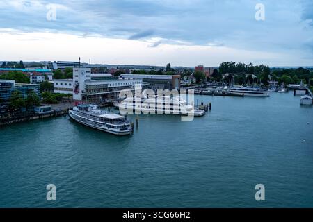 Porto di Friedrichshafen con navi passeggeri e porticciolo sul lago di Costanza Foto Stock