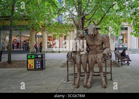 Statua in bronzo a grandezza naturale di un Minotauro e una Lepre seduti su una panchina sulla Promenade, Cheltenham, Gloucestershire, Regno Unito, il 21 agosto 2025 Foto Stock