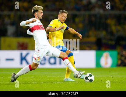 Braunschweig, bassa Sassonia, Germania. 26 agosto 2025. Il centrocampista del VfB Stuttgart ATAKAN KARAZOR (16) combatte contro il centrocampista dell'Eintracht Braunschweig SVEN KOHLER (27) durante il primo turno di Coppa di Germania tra Eintracht Braunschweig e VfB Stuttgart il 26 agosto 2025, a Braunschweig, Germania. (Credit Image: © Scott Coleman/ZUMA Press Wire) SOLO PER USO EDITORIALE! Non per USO commerciale! Crediti: ZUMA Press, Inc./Alamy Live News Foto Stock